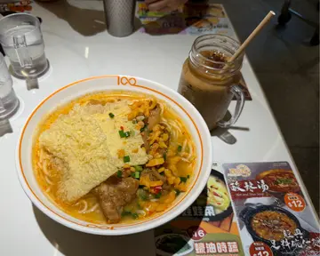 Cafe 100% (V Walk) — photo 5